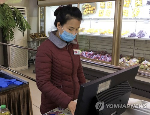 마스크 쓴 평양 문수동 외교단 지역 내 상점 직원