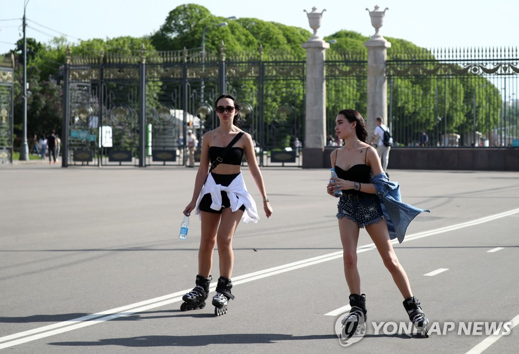 (모스크바 타스=연합뉴스) 낮 기온이 섭씨 영상 27도 이상의 이상 고온 현상을 보인 17일(현지시간) 모스크바 시내 고리키 공원에서 시원한 옷차림을 한 여성들이 롤러스케이트를 타고 있다.