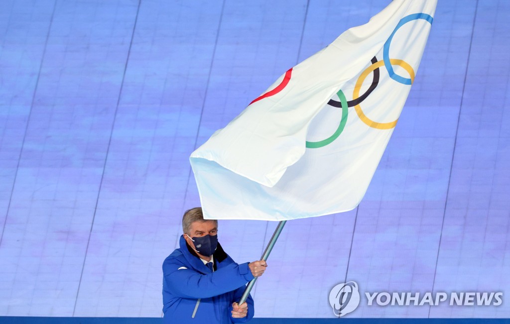 베이징 동계올림픽 폐막식에 등장한 토마스 바흐 국제올림픽위원회(IOC) 위원장