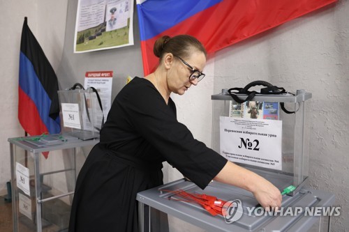 투표함 점검하는 도네츠크주 친러 선관위 직원