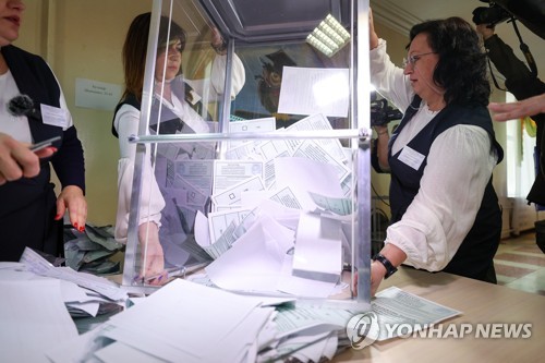 도네츠크 지역의 러시아 영토편입 주민투표 개표 현장