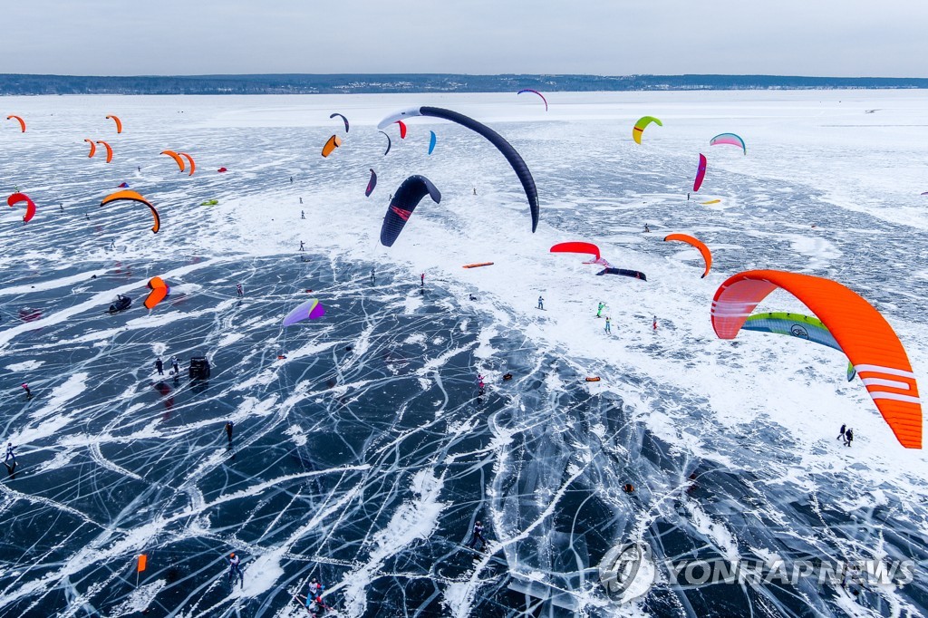 '얼음 위를 가로지르다'…시베리아 아이스 서핑 대회