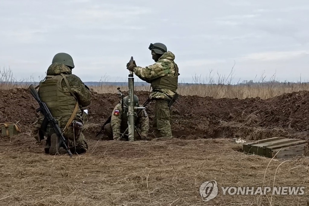 우크라이나 후방에서 박격포 운용 훈련 중인 러시아군 병사들