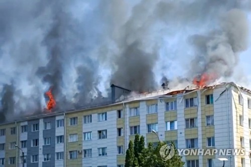 포격을 맞고 불타는 벨고로드주 셰베키노의 주거용 건물