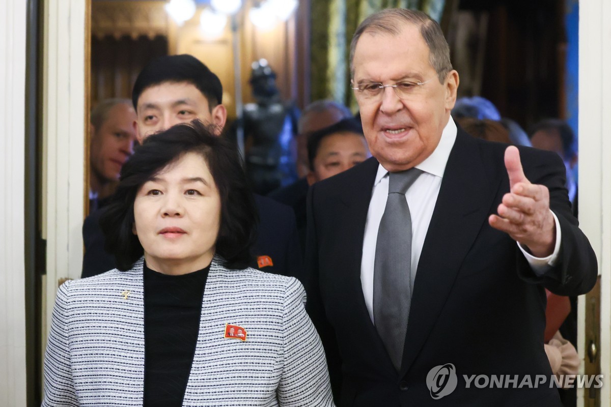 Esta fotografía de archivo, proporcionada por la agencia de noticias rusa TASS el 16 de enero de 2024, muestra a la ministra de Asuntos Exteriores de Corea del Norte, Choe Son-hui (izq.), y a su homólogo ruso, Sergei Lavrov, antes de su reunión en Moscú. (FOTO NO EN VENTA) (Yonhap)