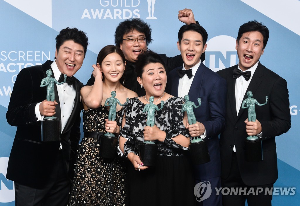 In this UPI photo taken on Jan. 19, 2020, the cast of Bong Joon-ho's "Parasite" poses after winning the award for Outstanding Performance by a Cast in a Motion Picture at the 26th Screen Actors Guild Awards. (Yonhap)