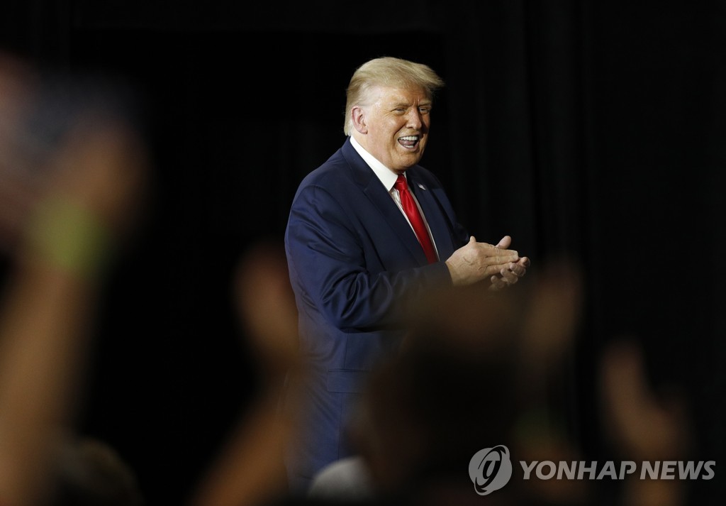 This UPI photo shows U.S. President Donald Trump clapping as he leaves the stage after delivering remarks on American manufacturing and the economy at the Whirlpool corporation manufacturing plant in Clyde, Ohio, on Aug. 6, 2020. (Yonhap)