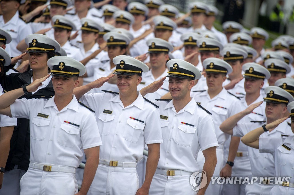 ′모자 던지며 자축′…미 애나폴리스 해군사관학교 졸업식 | 연합뉴스