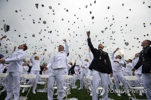 ′모자 던지며 자축′…미 애나폴리스 해군사관학교 졸업식