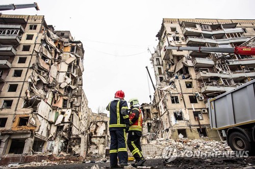 우크라이나 드니프로에서 폭격으로 무너진 아파트