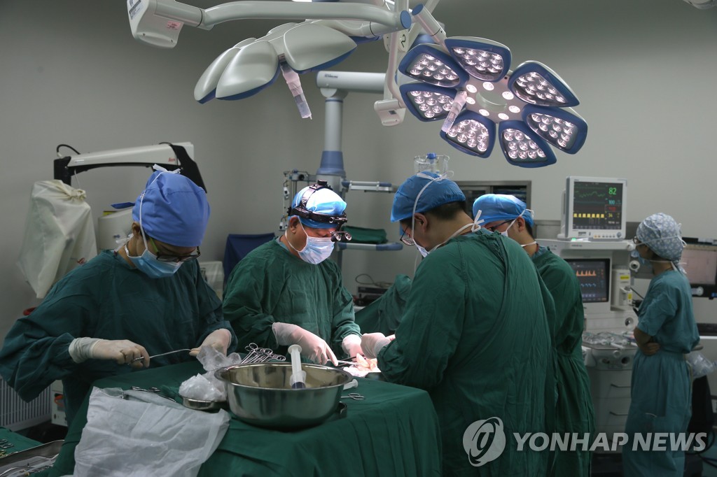 중국의 적법한 장기이식 수술 모습 [신화=연합뉴스]