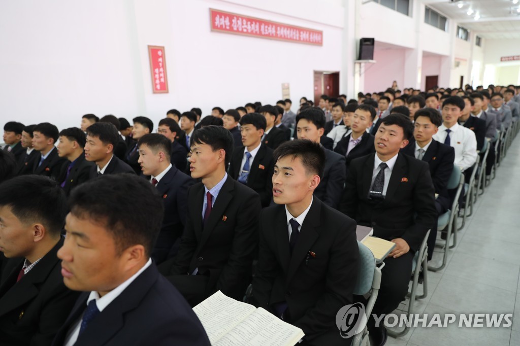 2019년 1월 촬영한 북한 평양과학기술대학 학생들 