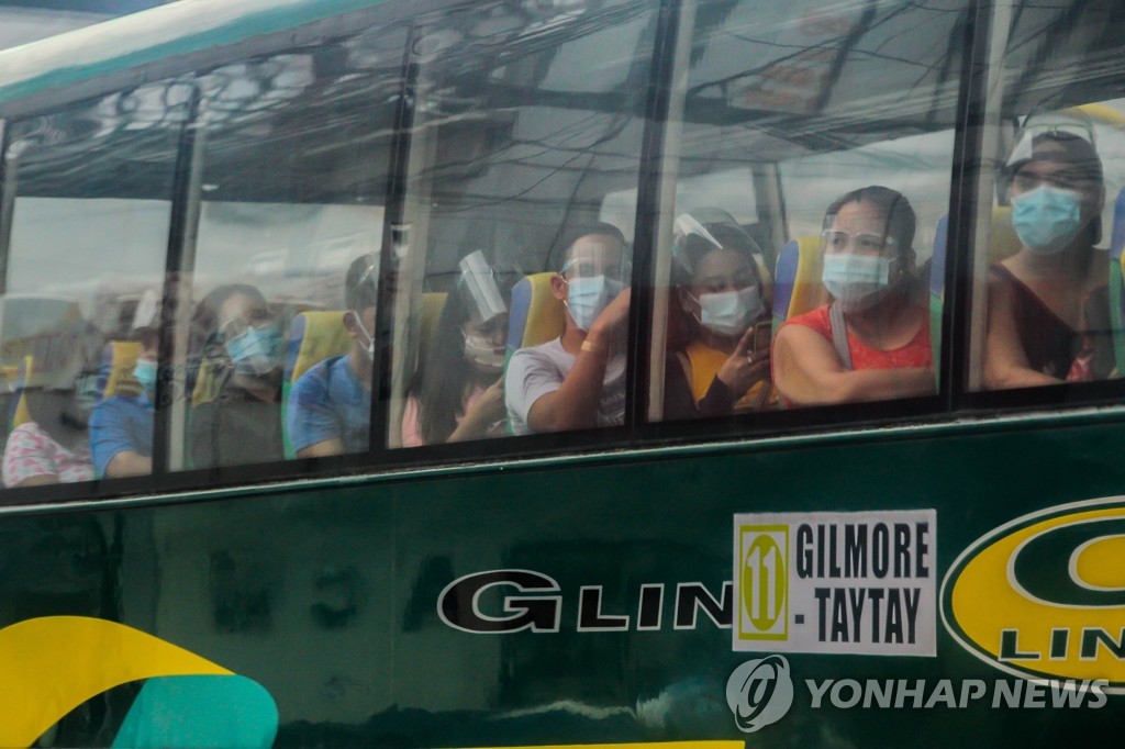 얼굴 가림막 착용한 필리핀 버스 승객들