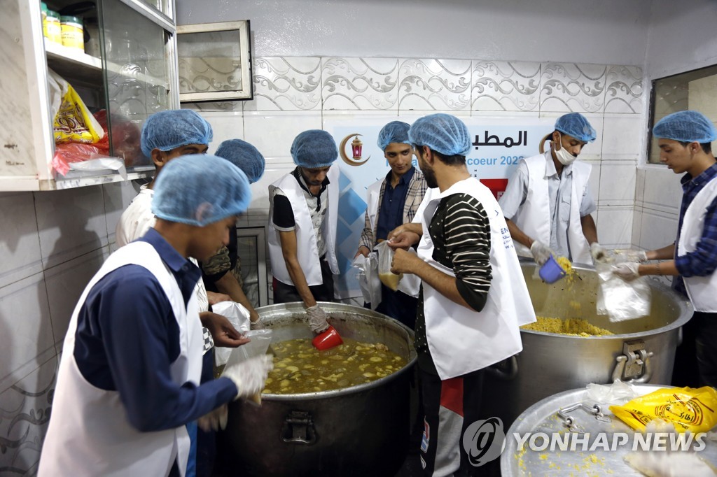 라마단 첫날인 2일 예멘 수도 사나에서 구호용 음식을 준비하는 자원봉사자들.