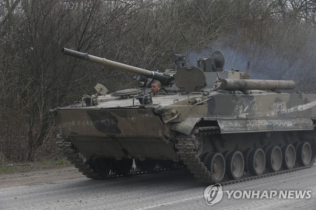 우크라이나를 침공하는 러시아 탱크