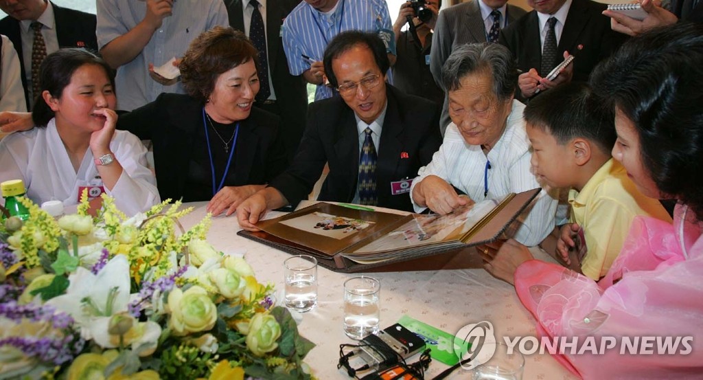 2006년 6월 금강산호텔에서 상봉한 납북자 김영남 가족