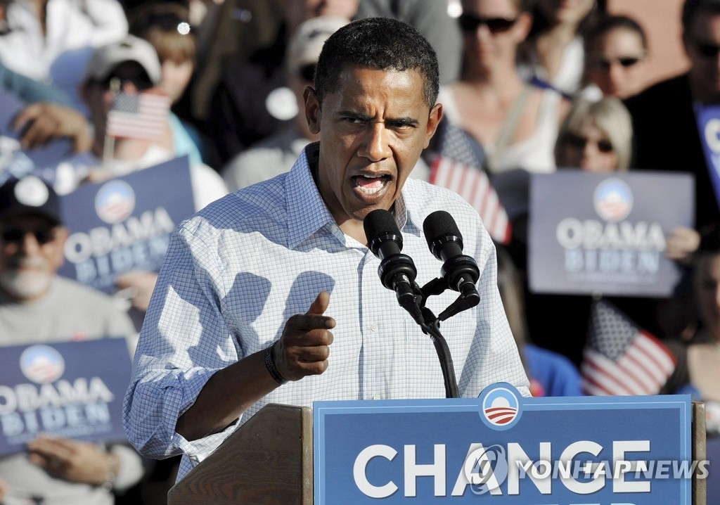 미국 대선전이 한창이던 지난 2008년 11월 1일 당시 미 민주당 대통령후보 버락 오바마 상원의원이 콜로라도주 푸에블로에서 군중에게 연설하고 있다(EPA=연합뉴스,자료사진)