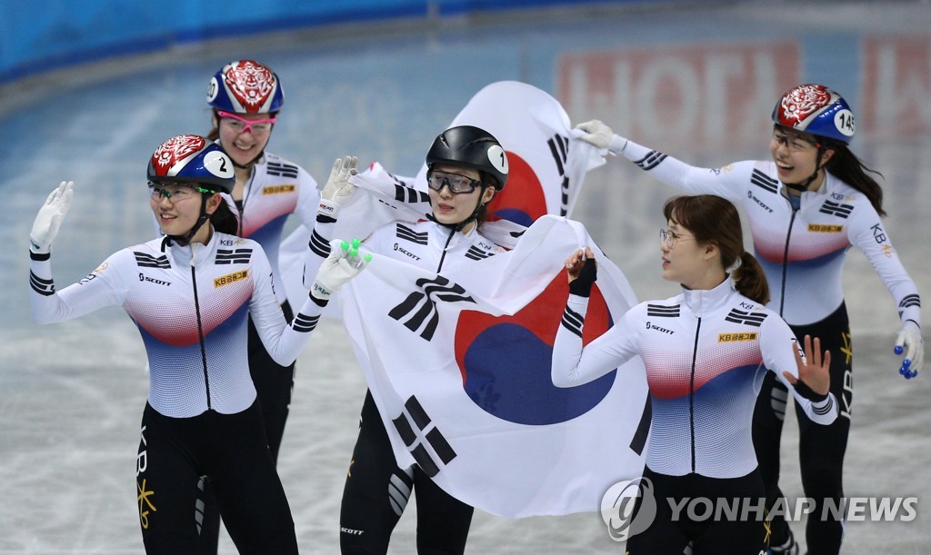 세계선수권대회 계주에서 우승한 여자 대표팀 선수들