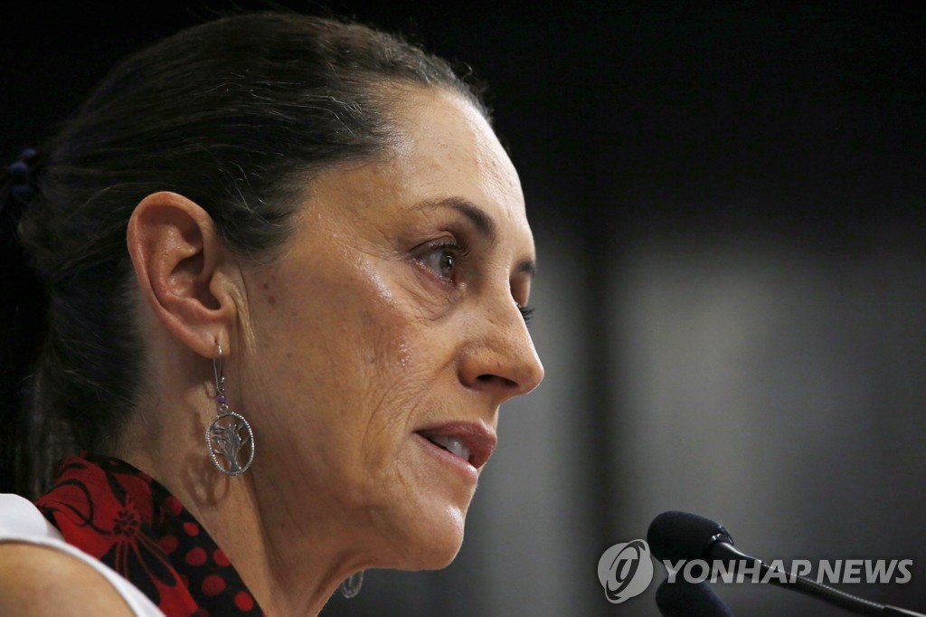 기자회견 하는 클라우디아 세인바움 멕시코시티 시장 [로이터=연합뉴스 자료 사진]