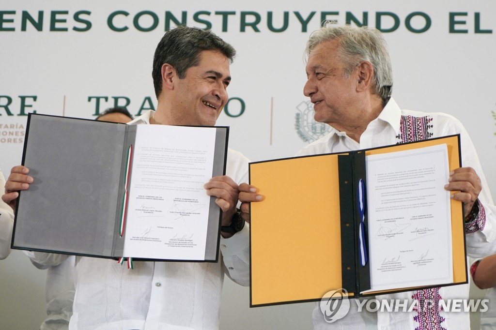 이민자 저감 대책에 합의한 멕시코(오른쪽)와 온두라스 대통령