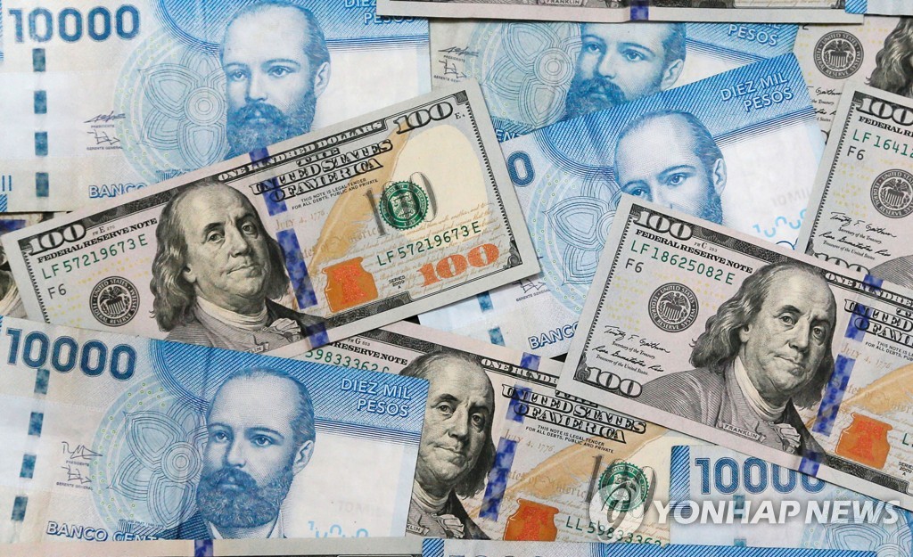 미 100달러와 칠레 1만 페소 지폐