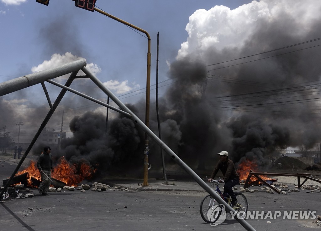 시위대가 타이어 등을 태우면서 엘알토 연료공장 주변을 봉쇄하고 있다.