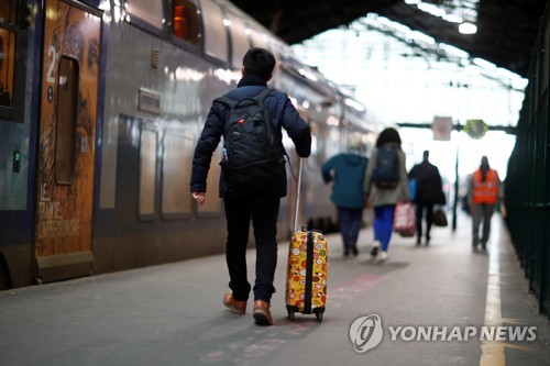 크리스마스 연휴 시작 佛, 연금 개편 파업에 교통대란