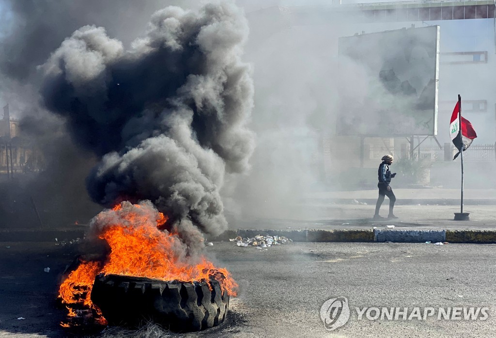  27일 폐타이어가 불타는 바그다드 시위 현장