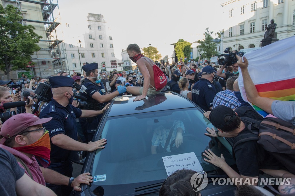 폴란드 바르샤바에서 성소수자 인권운동가의 구금에 항의하는 시위대