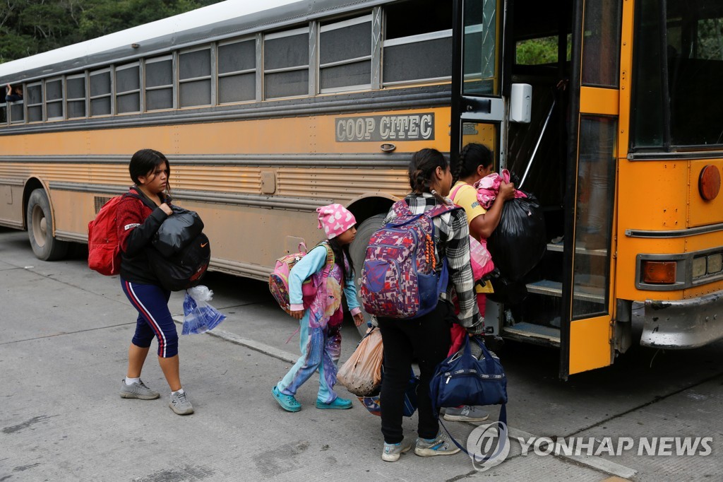 미국행을 포기하고 다시 온두라스행 버스에 오르는 이민자들
