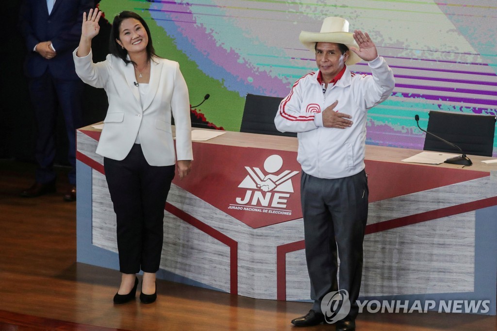 지난달 후보 토론 당시 후지모리(왼쪽)와 카스티요