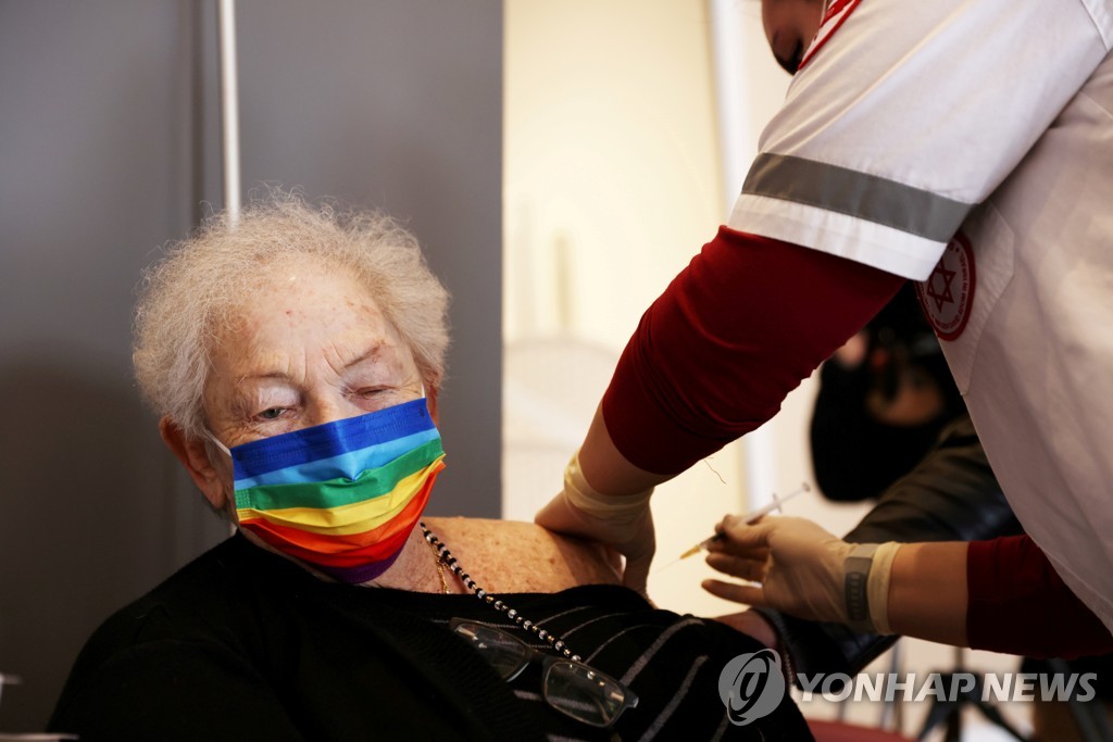 이스라엘에서 백신을 접종 중인 의료진
