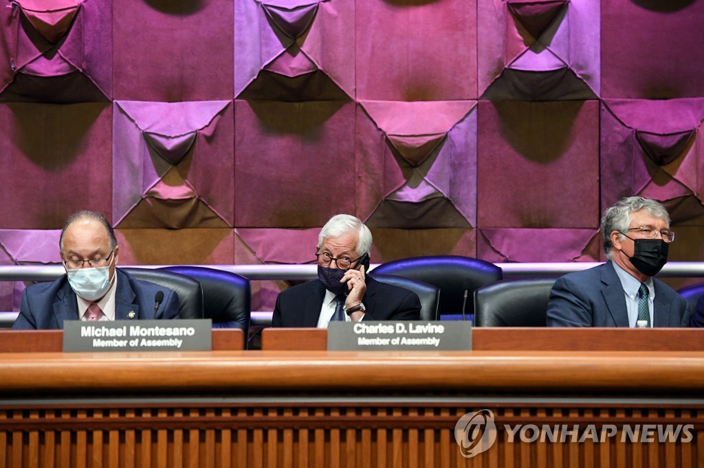 찰스 러빈 뉴욕주 하원 법사위원장(가운데)