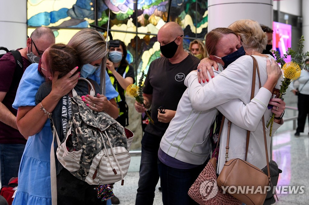 코로나 국경봉쇄 풀린 호주 공항 '눈물의 재상봉'