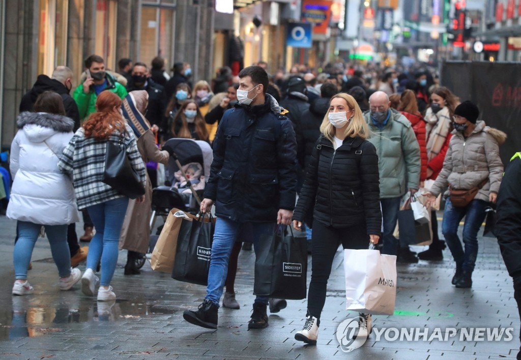 지난 12일(현지시간) 독일 한 도시에서 사람들이 마스크를 쓴채 쇼핑을 하고 있다. [로이터 연합뉴스 자료사진]