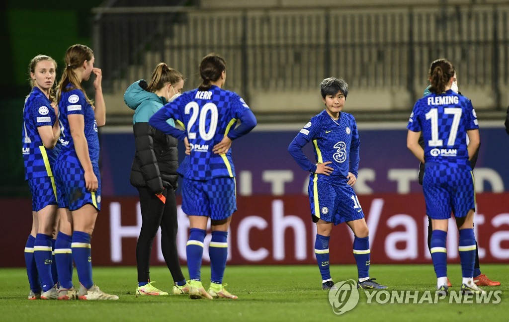 아쉬워하는 지소연(오른쪽 두번째)과 첼시 선수들