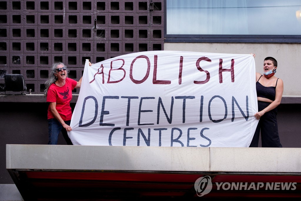 6일(현지시간) 조코비치 머무르는 호주 멜버른의 호텔 밖에서 시위를 벌이는 난민 운동가.
