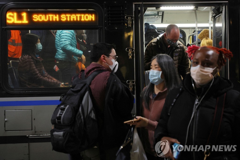 미국 대중교통에서 여전히 마스크를 쓰는 승객들