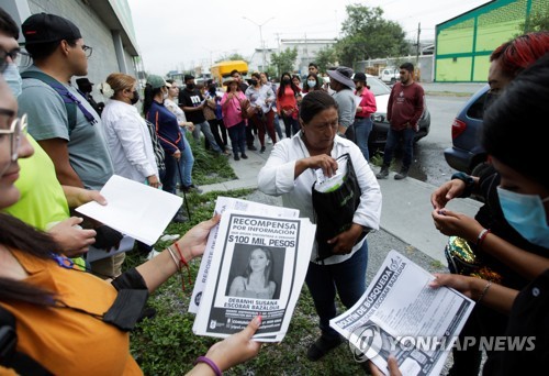 지난 20일(현지시간) 멕시코에서 실종 딸을 찾기 위해 전단지를 나눠주는 데바니 에스코바르의 어머니. 