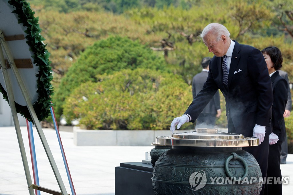 バイデン大統領　ソウルの国立墓地訪問＝「国の英雄に敬意」