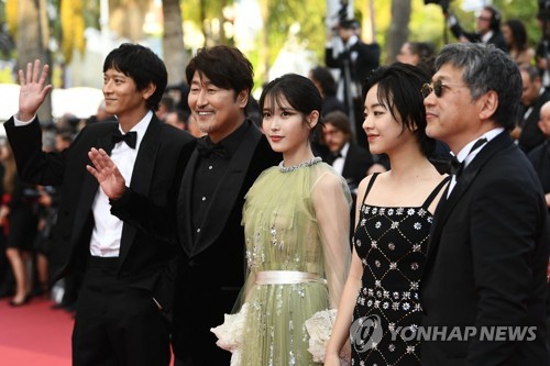 In this Reuters photo, director Hirokazu Kore-eda (1st from R) of "Broker" and the film's cast members Song Kang-ho (2nd from L), Lee Ji-eun, Lee Joo-young and Kang Dong-won pose for the camera at the 75th Cannes Film Festival in Cannes, France, on May 28, 2022. (Yonhap)