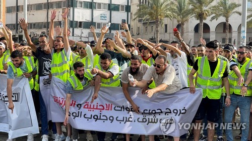 리비아 수도 트리폴리에서 벌어진 시민들의 단전 항의 시위.