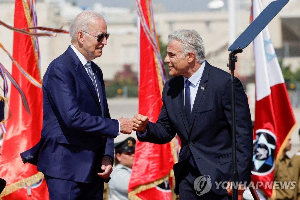 이스라엘을 방문한 조 바이든 미국 대통령(왼쪽)과 야이르 라피드 이스라엘 임시 총리(오른쪽)의 주먹 인사. 