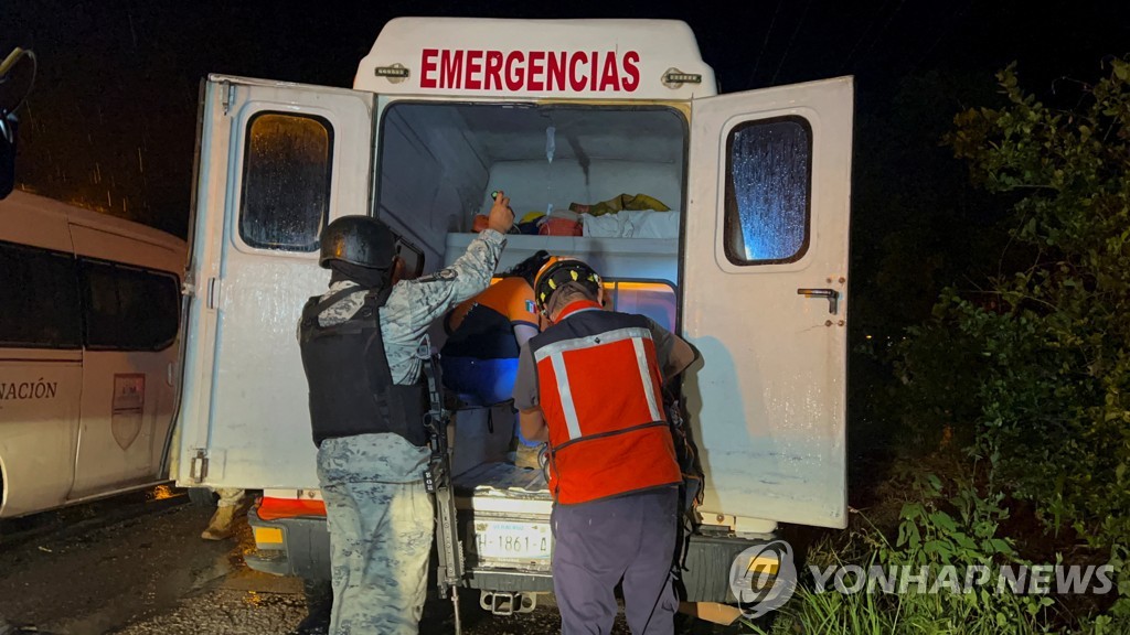 27일(현지시간) 멕시코에서 트럭에 갇혀있다 구조된 이민자가 응급처치를 받고 있다. 