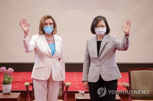 3일 차이잉원 대만 총통(오른쪽) 만난 펠로시 의장