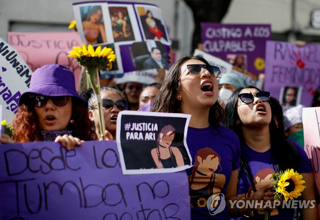 멕시코에서 여성을 대상으로 한 폭력에 항의 시위를 벌이는 여성들 