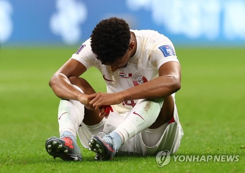 자책하는 카타르 축구대표팀 후맘 아흐마드
