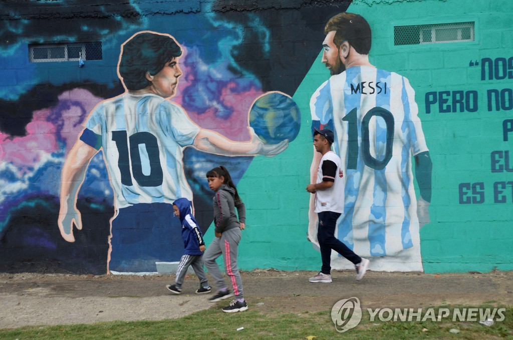 디에고 마라도나가 리오넬 메시에게 축구공 크기의 지구본을 넘겨주는 모습이 담긴 벽화