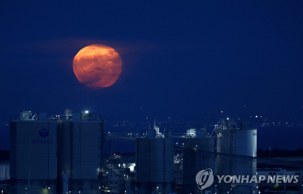일본 도쿄만에 뜬 달