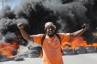 '무법천지' 아이티…거리로 나선 전현직 경찰, 집단 무장 봉기